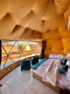 亚喀巴Angelina Luxury Camp的一张位于带大窗户的房间内的床铺