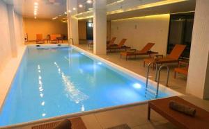 巴库里阿尼The Valley Residence & Spa SUITE 223的一座带桌椅的大型游泳池
