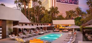 The Mirage Hotel & Casino By Suiteness内部或周边的泳池