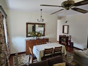 佩纳科瓦Apartamento Mondego的客厅配有桌子和吊扇