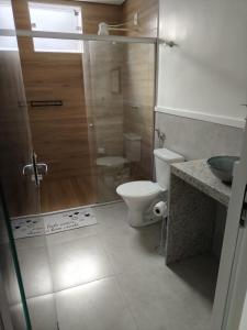 伊帕廷加Executivo Veneza的带淋浴、卫生间和盥洗盆的浴室