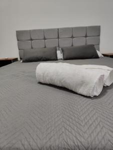伊帕廷加Executivo Veneza的一张大床,上面有白色的毯子