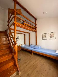 雅戈丁那Rustic Villa的一间带双层床和楼梯的客厅