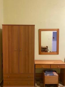 迪亚法尼Studio Apartments的一间卧室配有木制梳妆台和镜子