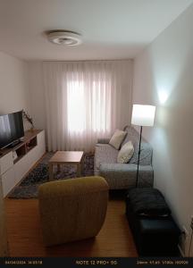 毕尔巴鄂Bonito Apartamento en Zamakola的客厅配有沙发和桌子