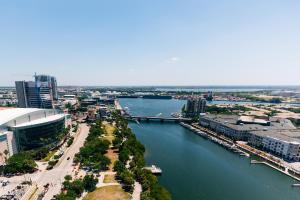 坦帕Tampa Marriott Water Street的城市的空中河景