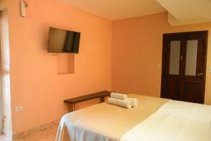 伊瓜苏港ISONDU Suites & Breakfast的一间设有床铺的房间,上面有两条毛巾