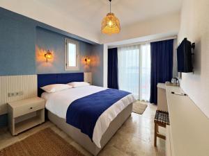 博德鲁姆纳斯住宿加早餐旅馆的一间卧室设有一张床和蓝色的墙壁