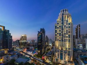 曼谷Sofitel Bangkok Sukhumvit的城市天际线,在晚上有高楼