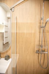 赖曼瑙-兹德鲁伊Pensjonat Kaja的带淋浴的浴室和玻璃门