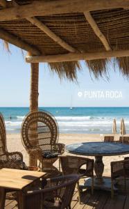 卡斯特尔德费尔斯Duerme acunado por el mar cerca de Barcelona的海滩上的桌椅