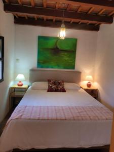 危地马拉安地瓜2 Pilas: historic colonial house的卧室配有带两盏灯的白色床