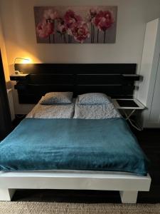 托伦Kawalerka na Targowej的一间卧室配有一张带蓝色毯子的床