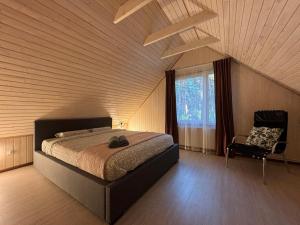 尤尔马拉River bank vacation home的卧室配有床、椅子和窗户。
