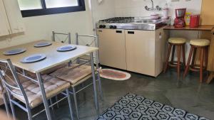 塞拉内格拉Piemonte Flat Serra Negra的厨房配有桌椅和炉灶。