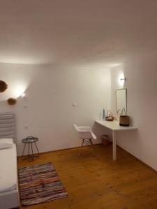 卡尔帕索斯Eleon Luxury Villa的一间卧室配有书桌、椅子和镜子