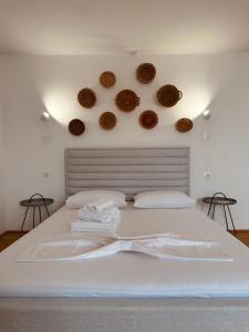 卡尔帕索斯Eleon Luxury Villa的墙上一张带三个板子的床