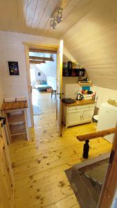 KärdeSelf check-in Attic Suite next to Hiking Trails的客房设有一间铺有木地板的厨房。