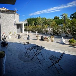 圣萨尔沃B&B FRONTEMARE San Salvo Marina CH的庭院里设有两把椅子和一张桌子