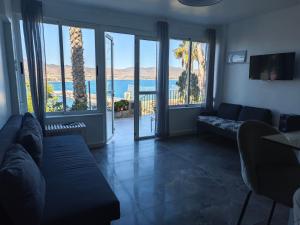 马萨龙港El Faro seacave的带沙发的客厅,享有海景