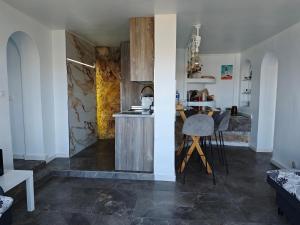 马萨龙港El Faro seacave的厨房配有柜台和桌子