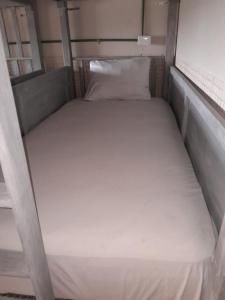 坎昆Xtabentun Hostal的拖车后面的一张床铺