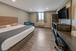 福克斯伯勒福克斯波罗美洲贝斯特唯尤酒店的配有一张床和一台平面电视的酒店客房