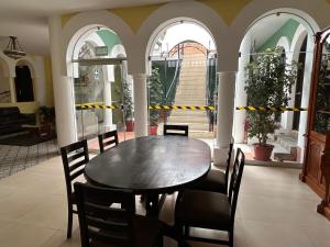 瓦拉斯Habitaciones La Casona的一间带木桌和椅子的用餐室