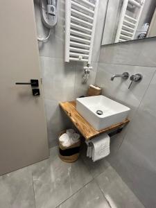 斯基罗斯岛Filia Skyros Suites的浴室设有白色水槽和镜子