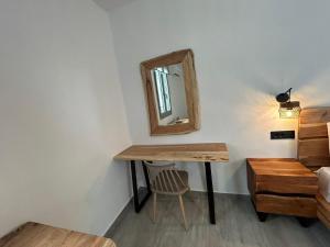 斯基罗斯岛Filia Skyros Suites的梳妆台、镜子和椅子