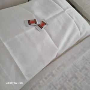 AlsenoB&b da Tommy Casa Vacanze的一张白色的床上的壁橱,上面有红 ⁇ 林林林林林林