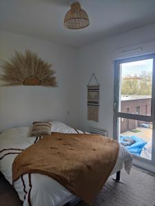 Cocon spacieux 2 chambres, terrasse et parking客房内的一张或多张床位