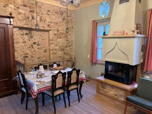 弗隆塔多斯Irene's Mansion的一间带桌子和壁炉的用餐室