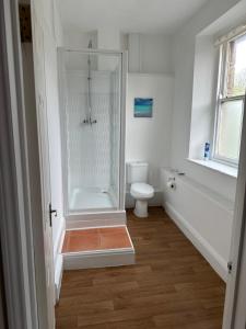 GulvalThe Coldstreamer的带淋浴和卫生间的白色浴室