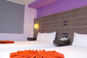 坎昆卡维亚酒店的酒店客房设有两张床和电话