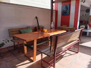 拉波夫拉德瓦利沃纳Tiny house的木桌和长凳
