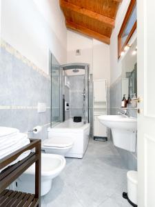 拉利奥Villa Luminosa Laglio - Private Parking, Garden的浴室配有2个卫生间、浴缸和水槽