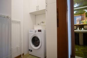 塔尔维西奥La Casa di Carmen的一间带盥洗盆的浴室内的洗衣机