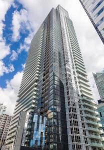 多伦多Luxury 1BR Condo - King Bed - Stunning City View的一座高大的建筑,在城市里装有玻璃窗