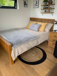 纽伯里Cedar Cabin的卧室内的一张床位,地板上铺有地毯