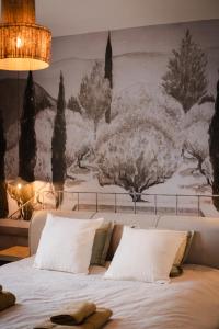 Puyvert#LUXE# Maison de maître provençale的一间卧室配有一张壁画床