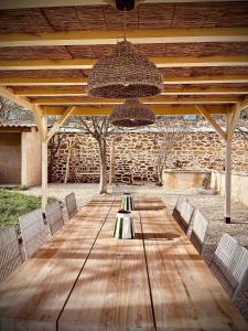 Puyvert#LUXE# Maison de maître provençale的一张带椅子的长木桌子和天花板