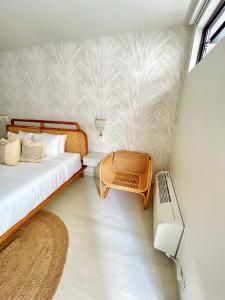 圣胡安Bali Poshtel PR的一间卧室配有一张床,卧室配有长凳