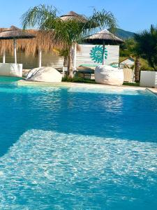 马萨马里蒂马La Siègià Resort spa的一座房子前面的蓝色海水游泳池