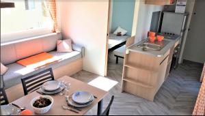 翁赞Mobilhome familial de luxe 3 chambres的小型公寓 - 带厨房、桌子和厨房