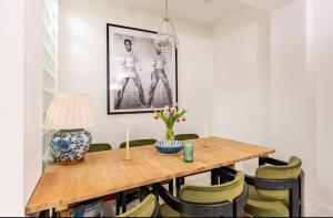 爱丁堡Luxury New Town Apartment的一间带木桌和椅子的用餐室