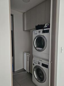 圣何塞CASA SAN JOSE的洗衣房配有洗衣机和烘干机