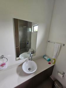 圣何塞CASA SAN JOSE的一间带两个盥洗盆和大镜子的浴室