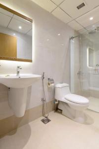 卡拉奇RoyalVilla Guest House Karachi的浴室配有卫生间、盥洗盆和淋浴。