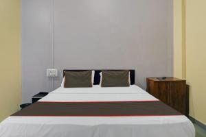 Collection O HOTEL DAULAT INN客房内的一张或多张床位